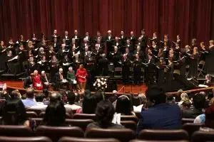 El Coro del Templo de Washington DC actuando durante el Festival de las Luces en el Auditorio del Centro de Visitantes del Templo de Washington DC.
